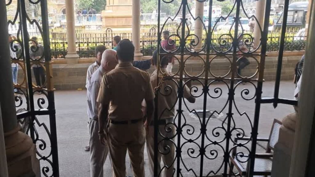 मुंबईत 15 ऑगस्टपूर्वी बॉम्बस्फोटाची धमकी; महापौरांना ई-मेल, मेट्रो-शाळा आणि शेअर बाजार लक्ष्यावर