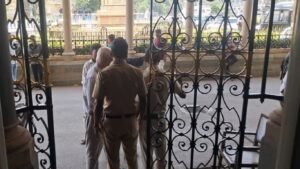 मुंबईत 15 ऑगस्टपूर्वी बॉम्बस्फोटाची धमकी; महापौरांना ई-मेल, मेट्रो-शाळा आणि शेअर बाजार लक्ष्यावर