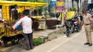 यवतमाळचा महात्मा फुले चौक अतिक्रमणमुक्त वाहतूक पोलिसांची कारवाई, फुटपाथवरील दुकाने हटविली