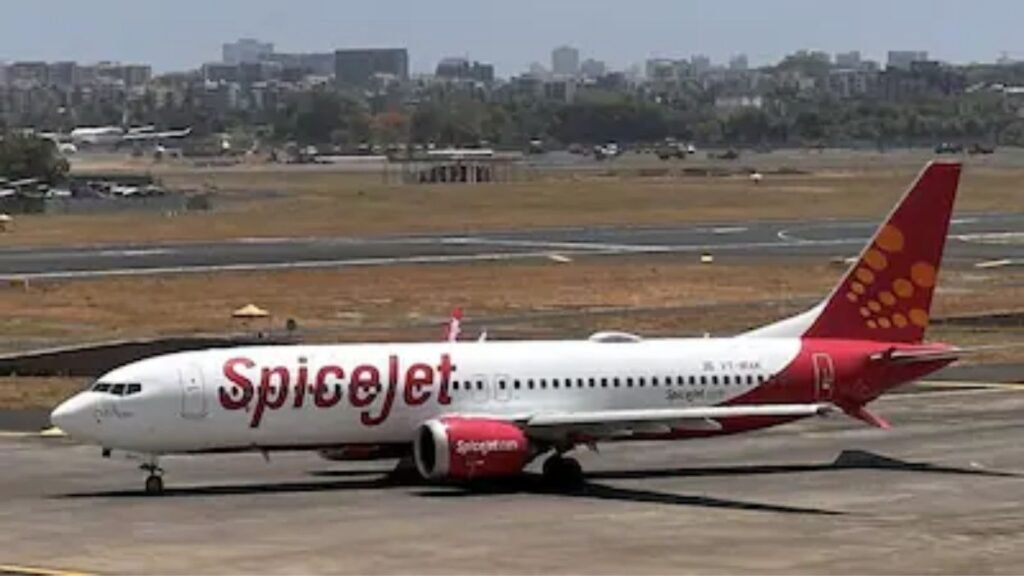 Delhi-Pune SpiceJet Flight Incident: विमानात एसी बंद, प्रवाशांचा गोंधळ १०० हून अधिक प्रवाशांनी उड्डाणास नकार