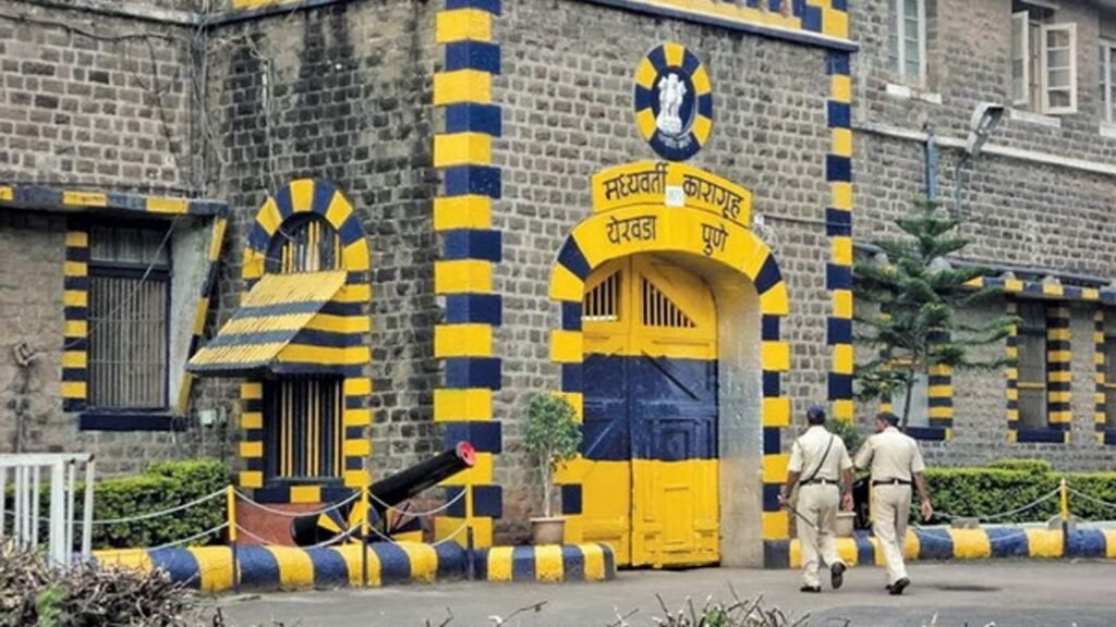 येरवडा राज चौकात दोन गटांत जोरदार मारामारी मध्यस्थी करणाऱ्या पोलीस शिपायालाही मारहाण
