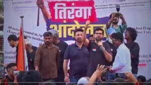 मुंबईची मैदानं वाचवण्यासाठी आदित्य ठाकरे मैदानात फडणवीस सरकारला ‘रेड कार्ड’, नेव्हिल डिसूझा मैदानावरून आंदोलन