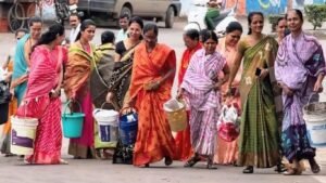सासवडमध्ये महिलांचा प्रशासनाविरोधात एल्गार कचऱ्याच्या बादल्या घेऊन नगरपालिकेत धडक, 8 दिवसांचा अल्टिमेटम