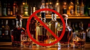 Liquor Ban: Old Monk, Royal Challengeसह काही मद्य उत्पादनांच्या विक्रीवर FSSAIची बंदी