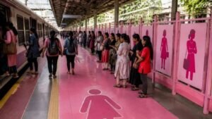 Mumbai Local News: महिलांसाठी ‘पिंक स्टॉपिंग पॉइंट’चा प्रस्ताव महिला डबा शोधणे होणार सोपे