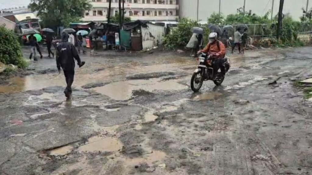 चाकण एमआयडीसीत खड्ड्यांचा कहर; तळेगाव-चाकण मार्गावर भीषण अपघातात दोघांचा मृत्यू