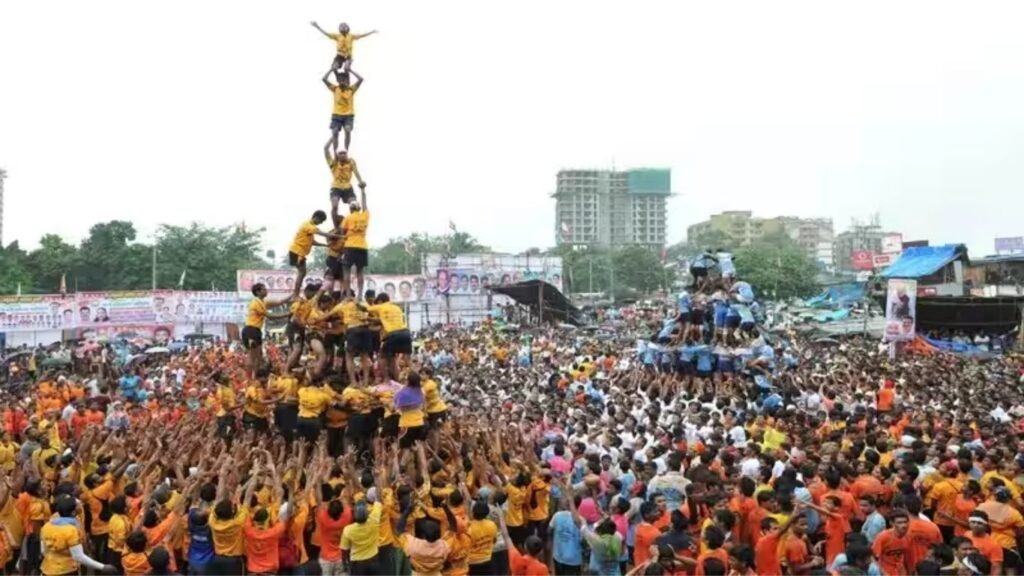 Mumbai Dahi Handi Festival: मुंबईत सुट्टीच्या दिवशी दहीहंडीचा मोठा उत्साह गोविंदा पथकांचे विक्रमाचे लक्ष्य