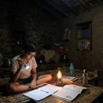 पुरंदरमध्ये इमर्जन्सी लोडशेडिंगचा फटका वाड्या-वस्त्यांवर अंधार, विद्यार्थ्यांचा टॉर्चच्या उजेडात अभ्यास