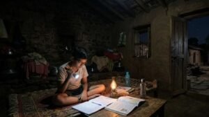 पुरंदरमध्ये इमर्जन्सी लोडशेडिंगचा फटका वाड्या-वस्त्यांवर अंधार, विद्यार्थ्यांचा टॉर्चच्या उजेडात अभ्यास