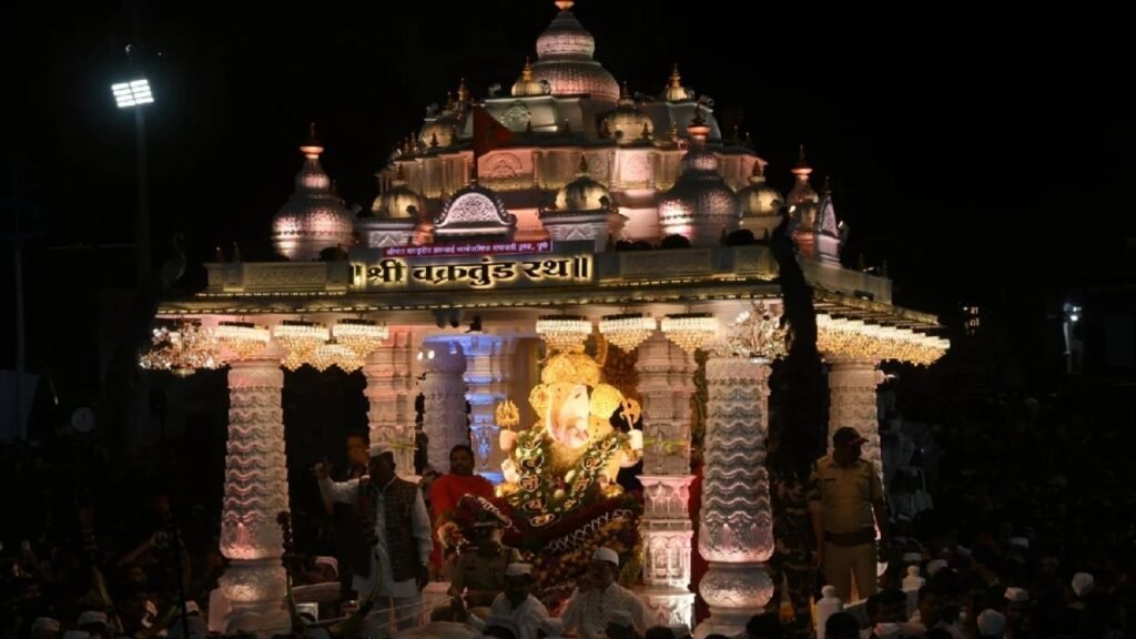 पुण्यात दगडूशेठ बाप्पांची वैभवशाली सांगता मिरवणूक; ८.२५ वाजता विसर्जन