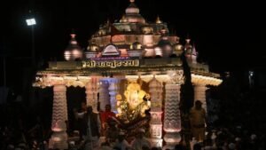 पुण्यात दगडूशेठ बाप्पांची वैभवशाली सांगता मिरवणूक; ८.२५ वाजता विसर्जन