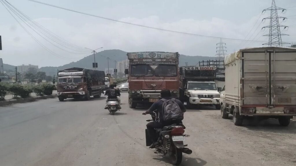 वडगाव एमआयडीसी महामार्गावरील कोंडी कमी विशाल लॉन्स चौकात यू-टर्नचा प्रयोग