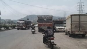 वडगाव एमआयडीसी महामार्गावरील कोंडी कमी विशाल लॉन्स चौकात यू-टर्नचा प्रयोग