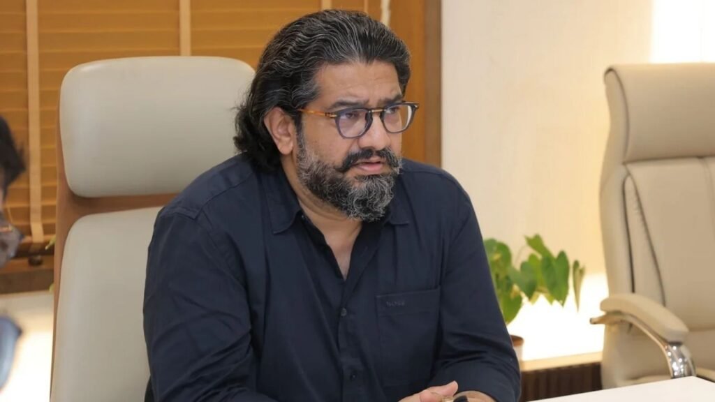 तळेगाव-चाकण-शिक्रापूर मार्गावरील खड्डे बुजवण्याचे काम युद्धपातळीवर मंत्री भोसले ॲक्शन मोडमध्ये