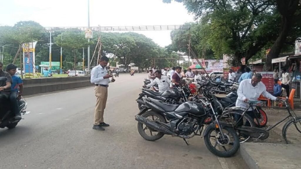 Malegaon Traffic Police: रस्त्यालगत बेशिस्त पार्किंग करणाऱ्यांवर कारवाई वाहनचालकांना पोलिसांचा दणका