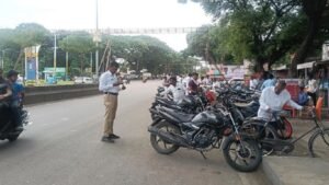 Malegaon Traffic Police: रस्त्यालगत बेशिस्त पार्किंग करणाऱ्यांवर कारवाई वाहनचालकांना पोलिसांचा दणका