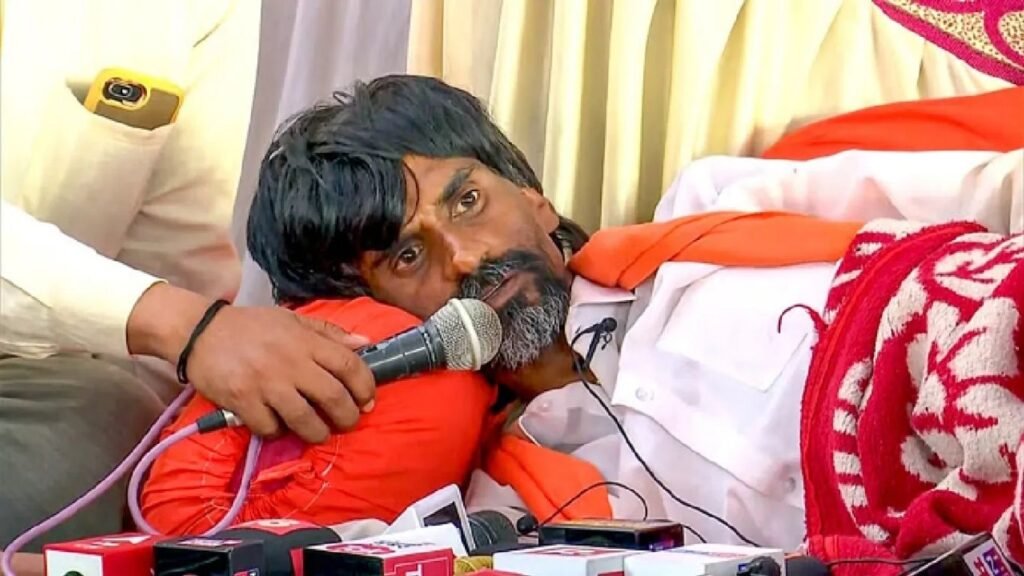 Manoj Jarange Health Update: मनोज जरांगेंची प्रकृती खालावली बीड-जालन्यात टायर जाळून आंदोलन