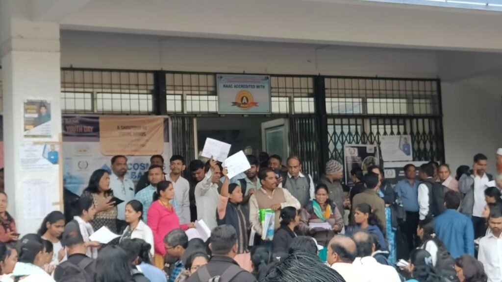 पुण्यात महाज्योतीची स्कॉलरशिप परीक्षा रद्द संगणक नसल्याने विद्यार्थिनी केंद्राबाहेर