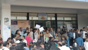 पुण्यात महाज्योतीची स्कॉलरशिप परीक्षा रद्द संगणक नसल्याने विद्यार्थिनी केंद्राबाहेर