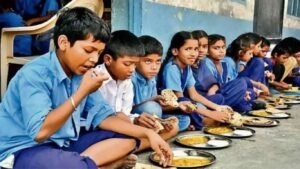 दहावीच्या विद्यार्थ्यांनाही मिळणार पोषण आहार? मुख्यमंत्री फडणवीसांच्या प्रस्तावाच्या सूचना