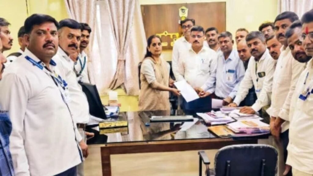 जळगावात ग्रामरोजगार सेवकांचा कामबंद आंदोलनाचा इशारा २४ महिन्यांचे थकीत मानधन देण्याची मागणी
