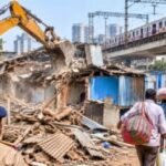 वांद्रे गरीबनगरमधील ९४ बांधकामे हटवली पात्र कुटुंबांचे पुनर्वसन, रेल्वे विकासाला गती