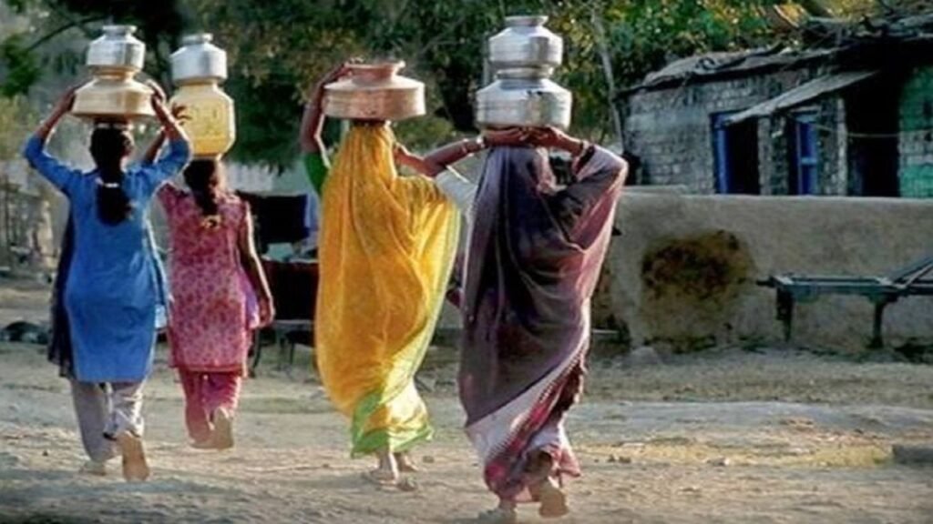 आंबेगाव तालुक्यात पाणीटंचाई गावरवाडीतील महिलांचा ग्रामपंचायतीवर हंडा मोर्चा